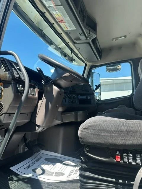2016 Volvo VNL 300 — photo 10