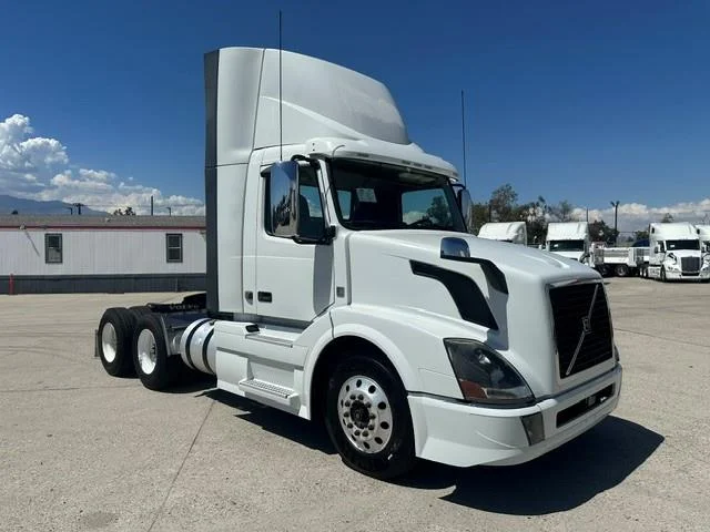 2016 Volvo VNL 300 — photo 2