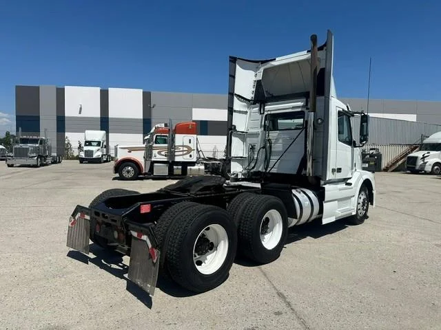 2016 Volvo VNL 300 — photo 3