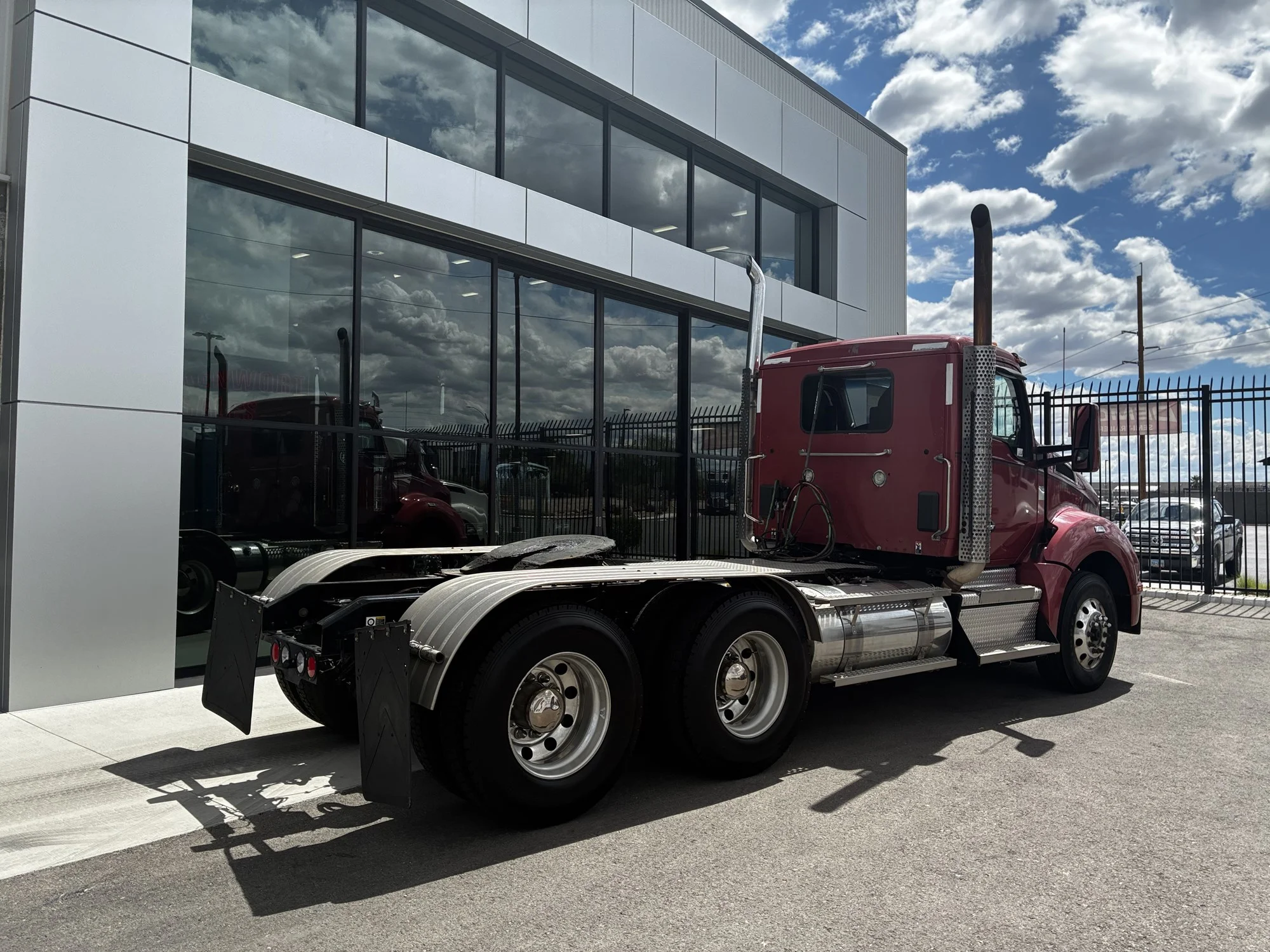 2024 Kenworth T880 - image 3