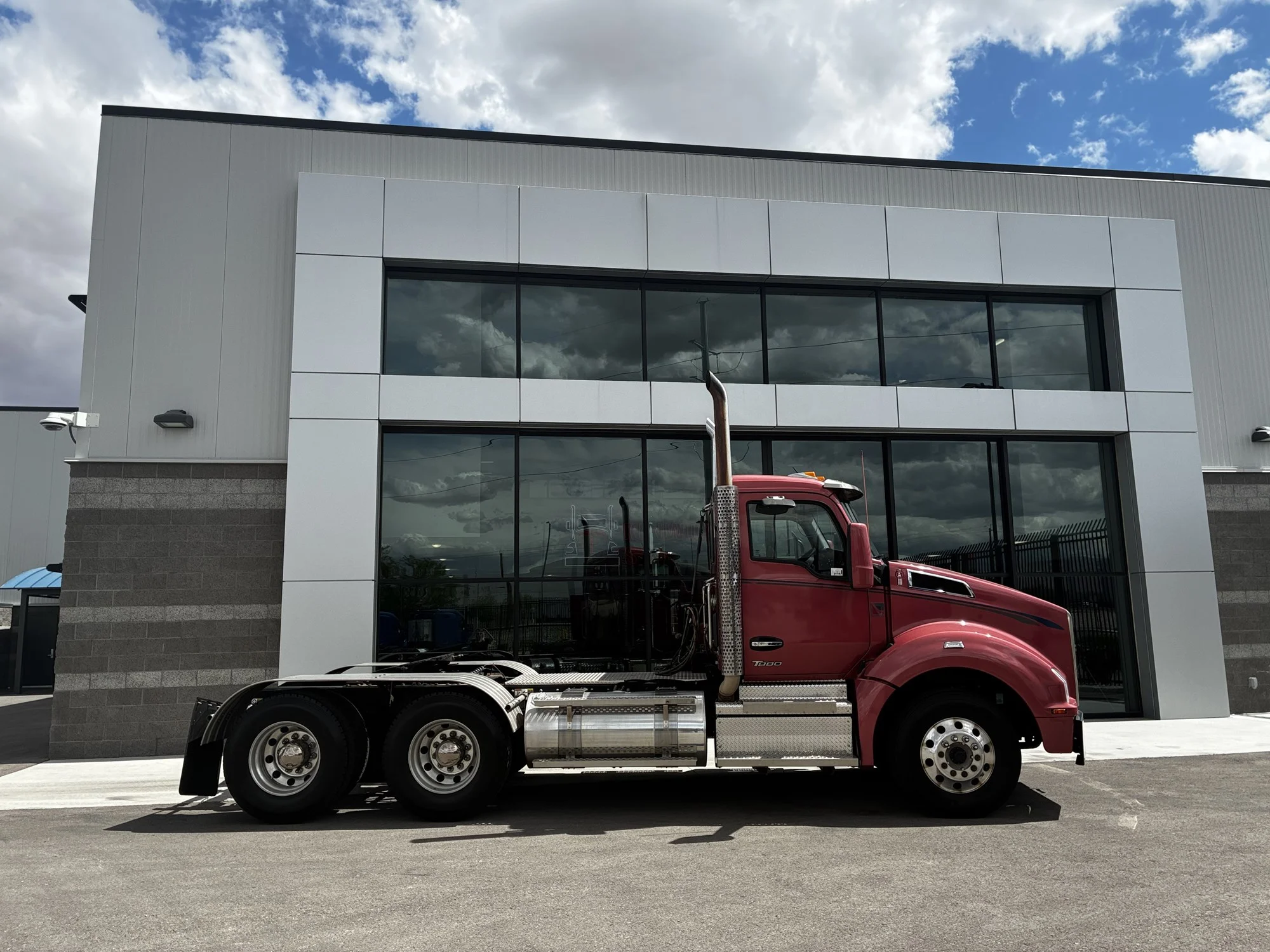 2024 Kenworth T880 - image 2