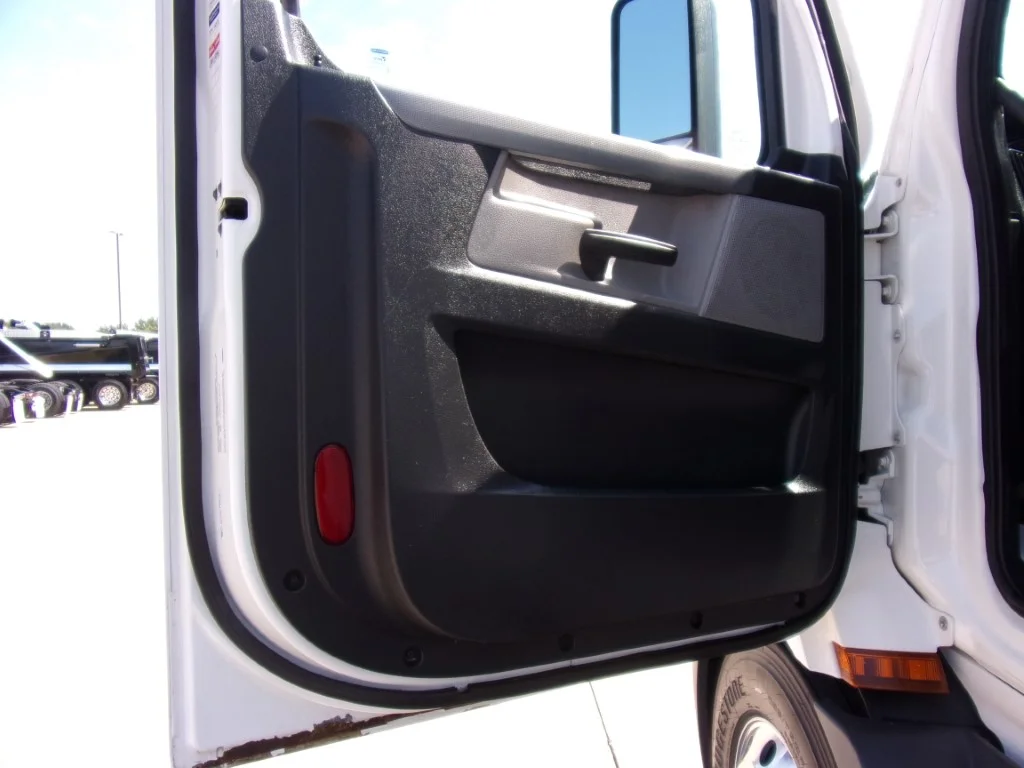 2021 Freightliner Cascadia in Fort Smith, AR — photo 11