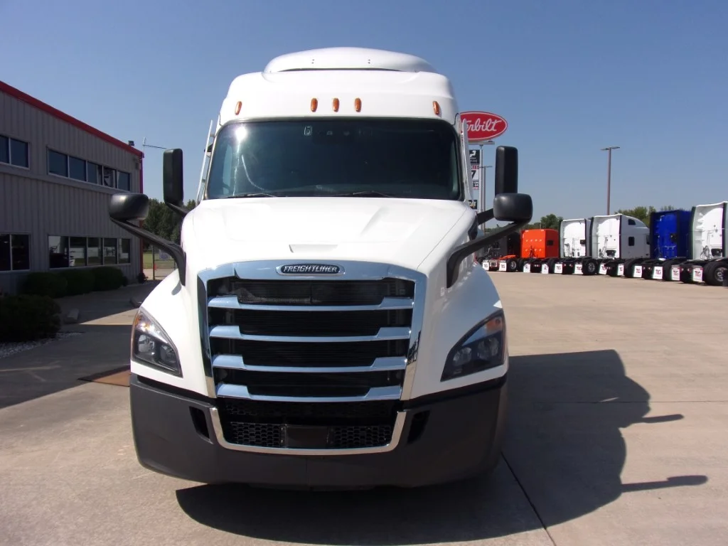 2021 Freightliner Cascadia in Fort Smith, AR — photo 2