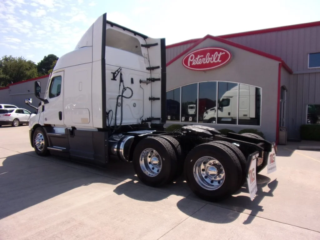 2021 Freightliner Cascadia in Fort Smith, AR — photo 5