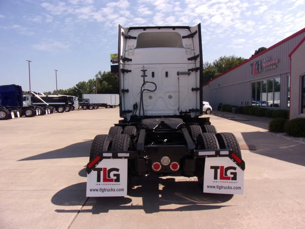2021 Freightliner Cascadia in Fort Smith, AR — photo 4