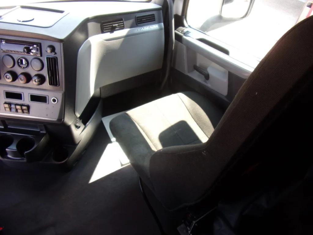 2021 Freightliner Cascadia in Fort Smith, AR — photo 16
