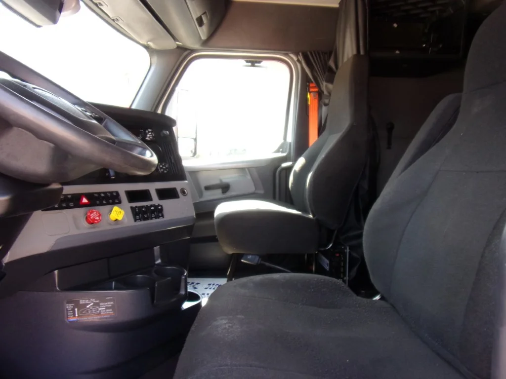 2021 Freightliner Cascadia in Fort Smith, AR — photo 12