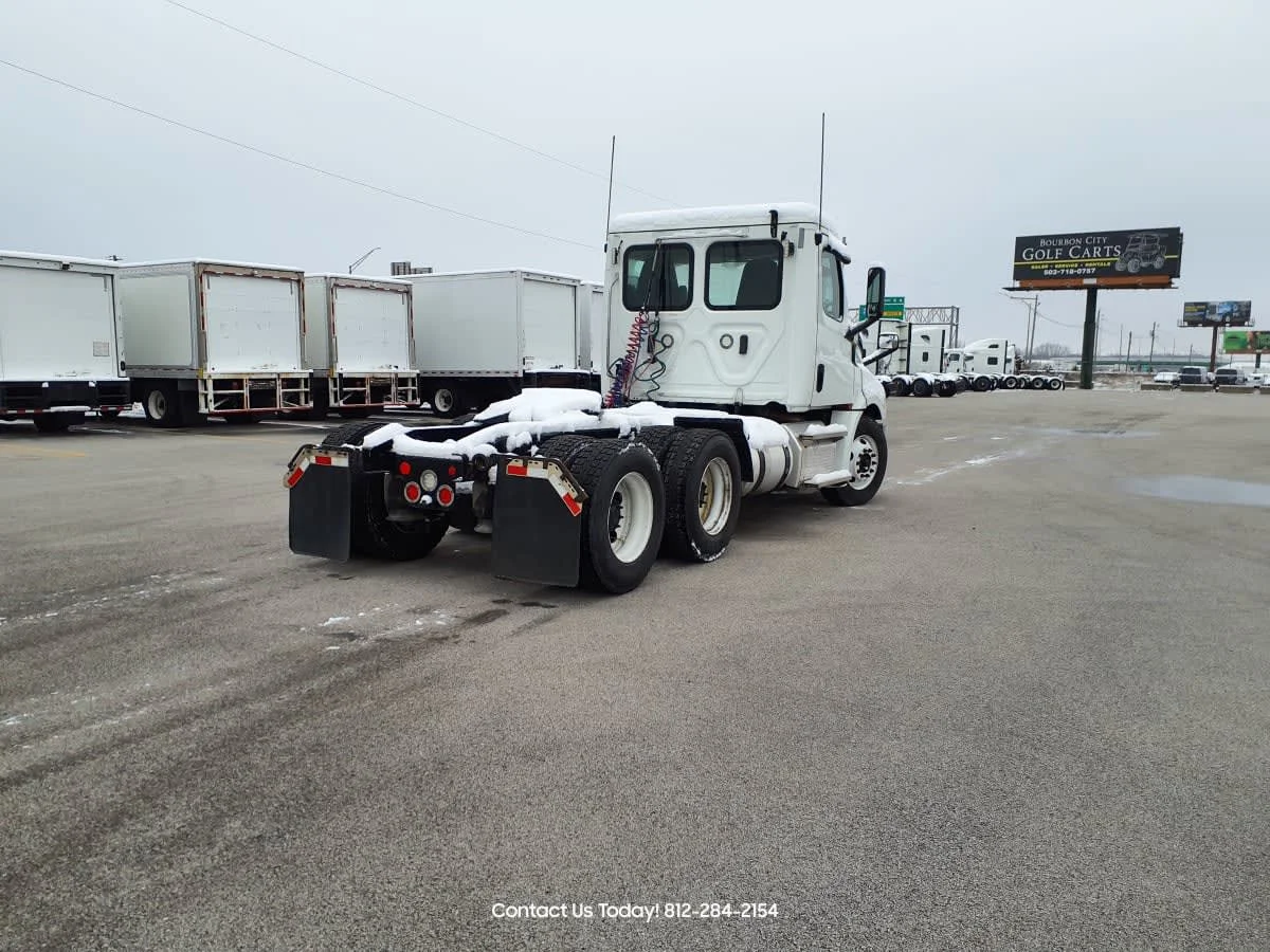 2020 Freightliner Cascadia in Clarksville, IN — photo 4