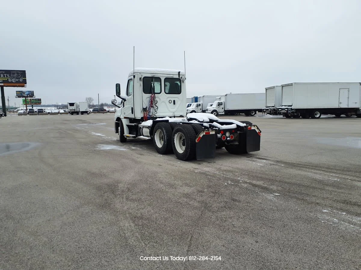 2020 Freightliner Cascadia in Clarksville, IN — photo 6