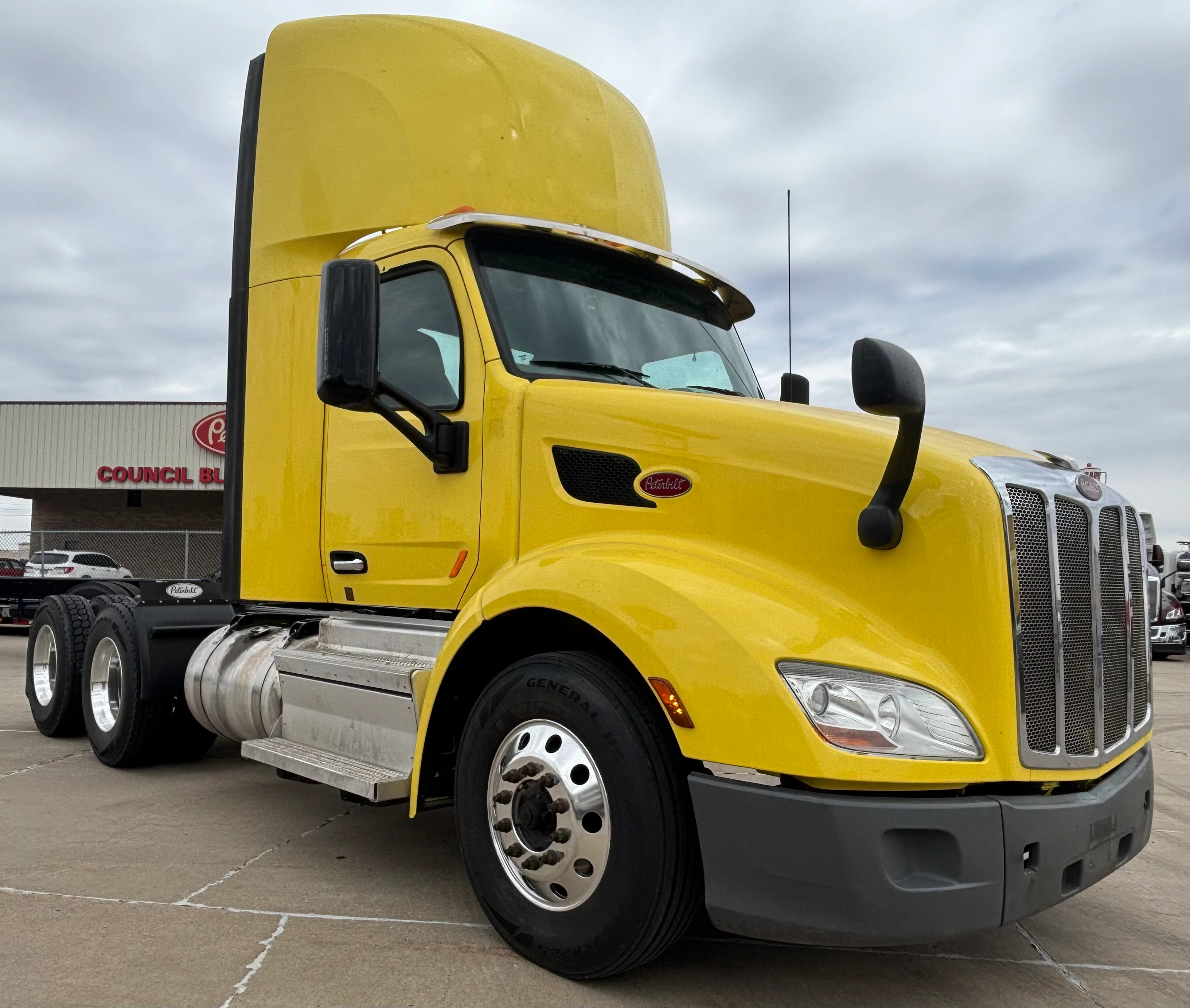 2021 Peterbilt 579 - image 2