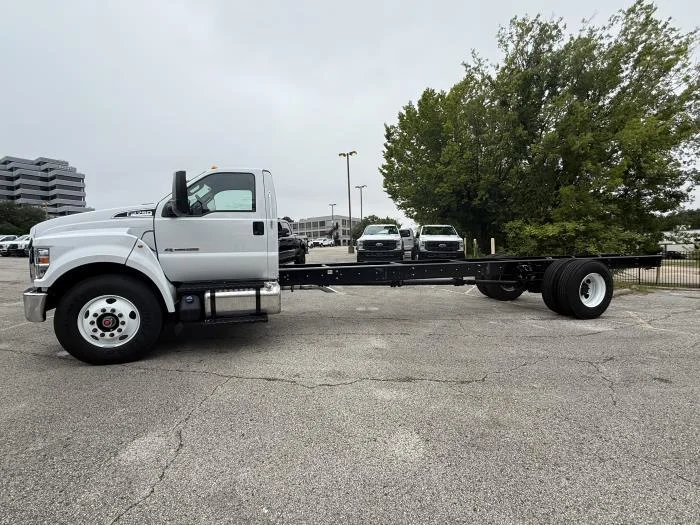 2027 Ford F-750 — photo 11