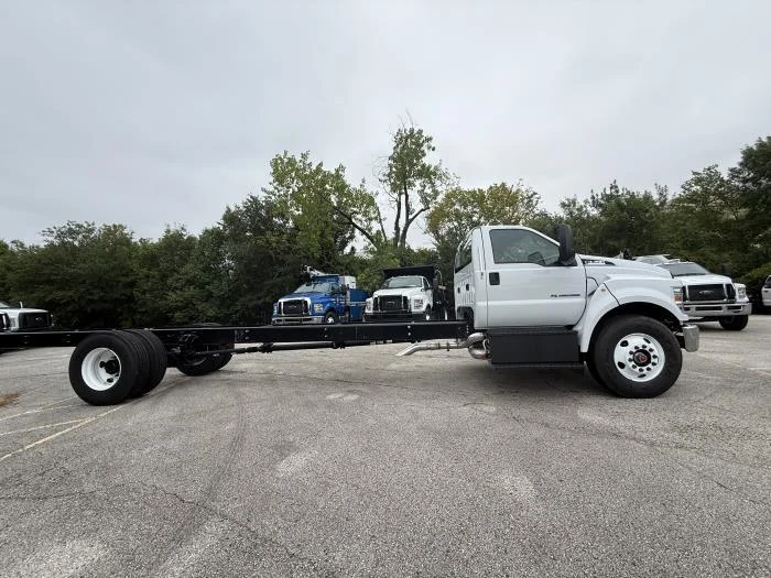 2027 Ford F-750 — photo 5