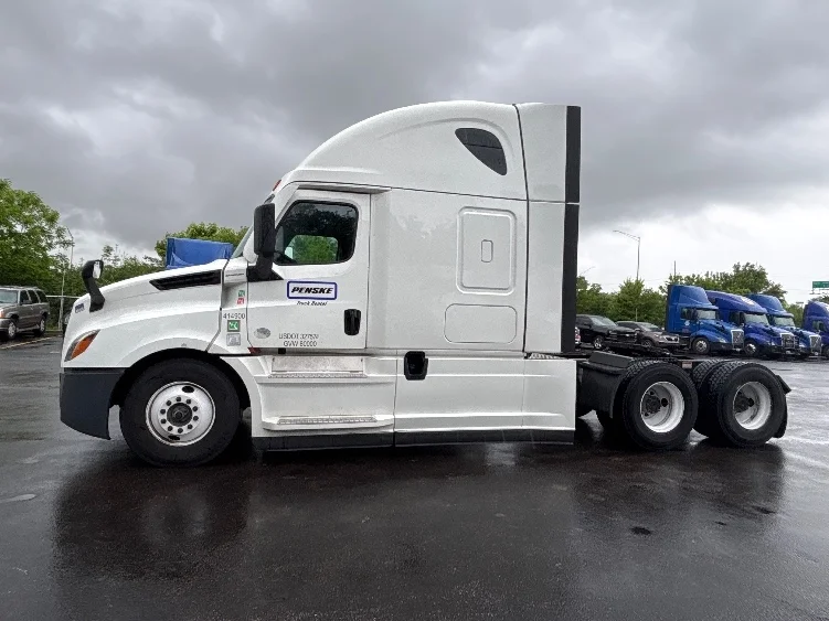 2022 Freightliner Cascadia in Bethlehem, PA — photo 4
