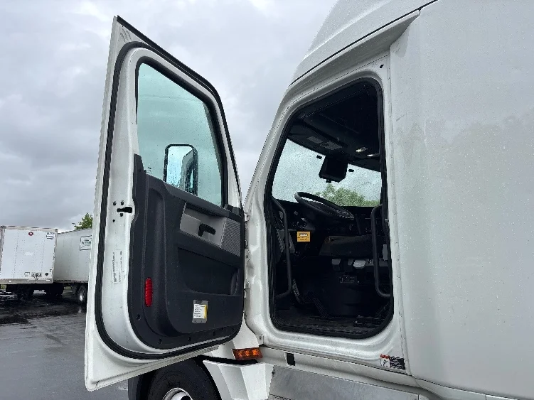 2022 Freightliner Cascadia in Bethlehem, PA — photo 9