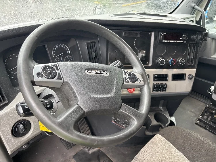 2022 Freightliner Cascadia in Bethlehem, PA — photo 10