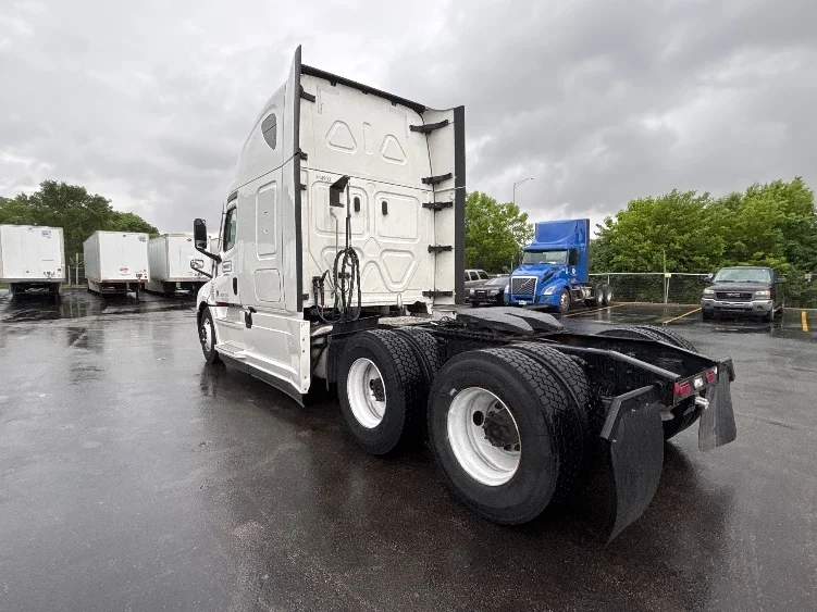 2022 Freightliner Cascadia in Bethlehem, PA — photo 5