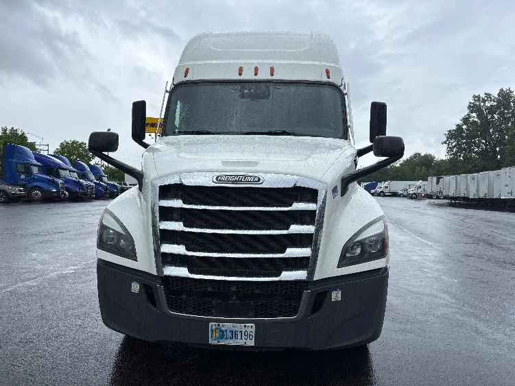 2022 Freightliner Cascadia in Bethlehem, PA — photo 2