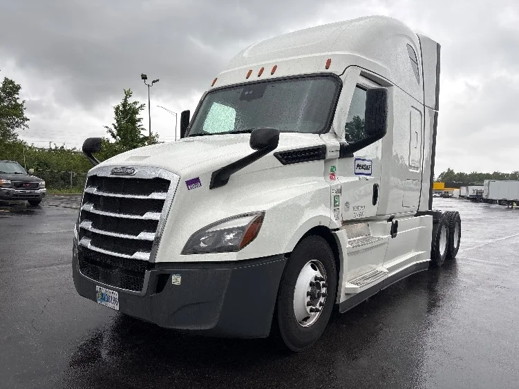 2022 Freightliner Cascadia in Bethlehem, PA — photo 3