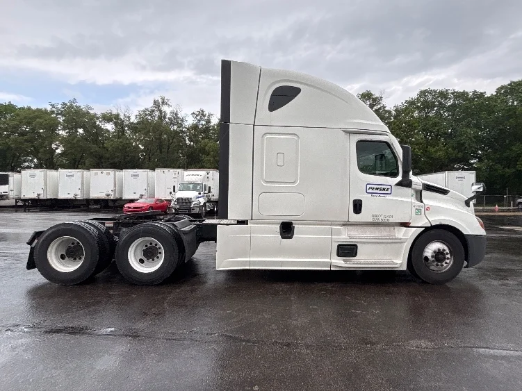 2022 Freightliner Cascadia in Bethlehem, PA — photo 8