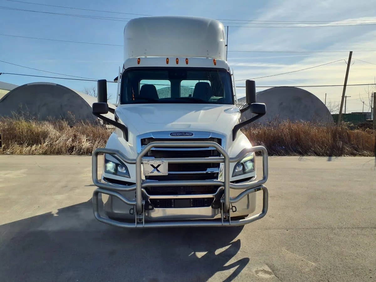 2021 Freightliner Cascadia in Indianapolis, IN — photo 2