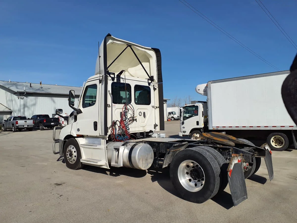 2021 Freightliner Cascadia in Indianapolis, IN — photo 6