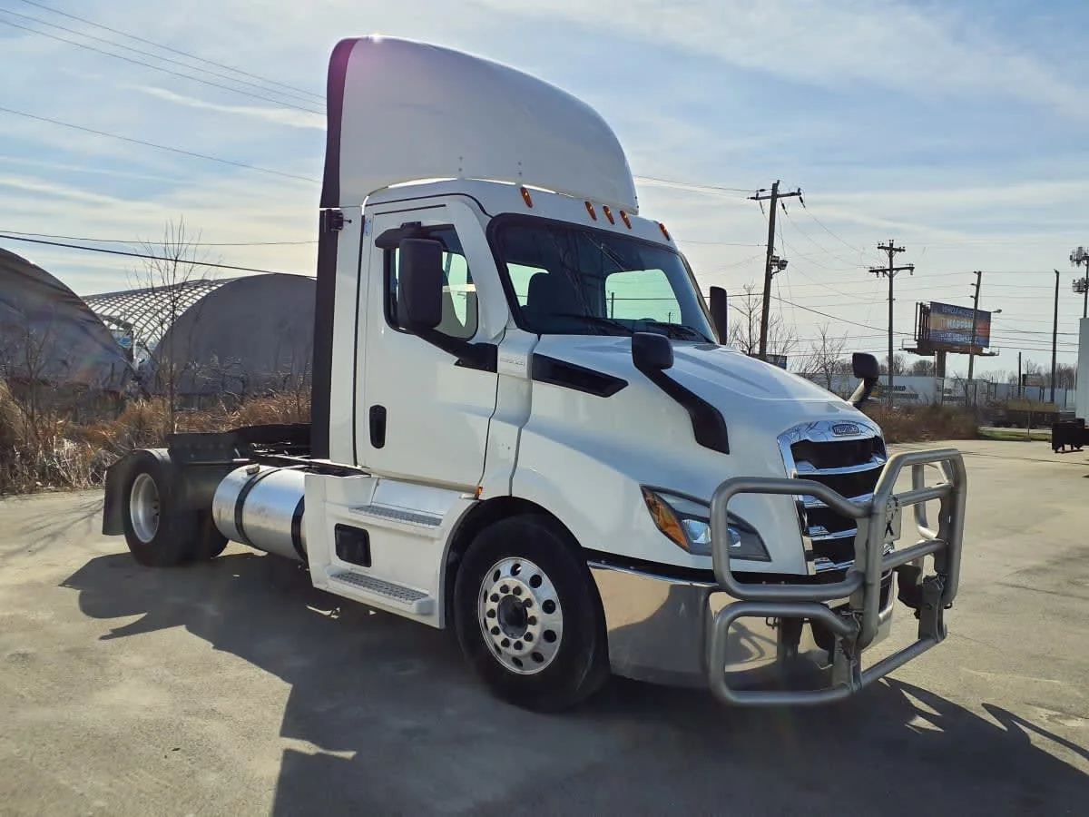 2021 Freightliner Cascadia in Indianapolis, IN — photo 3