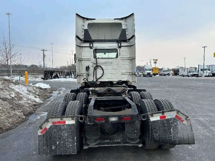 2021 Volvo VNR 640 in La Porte, IN — photo 5