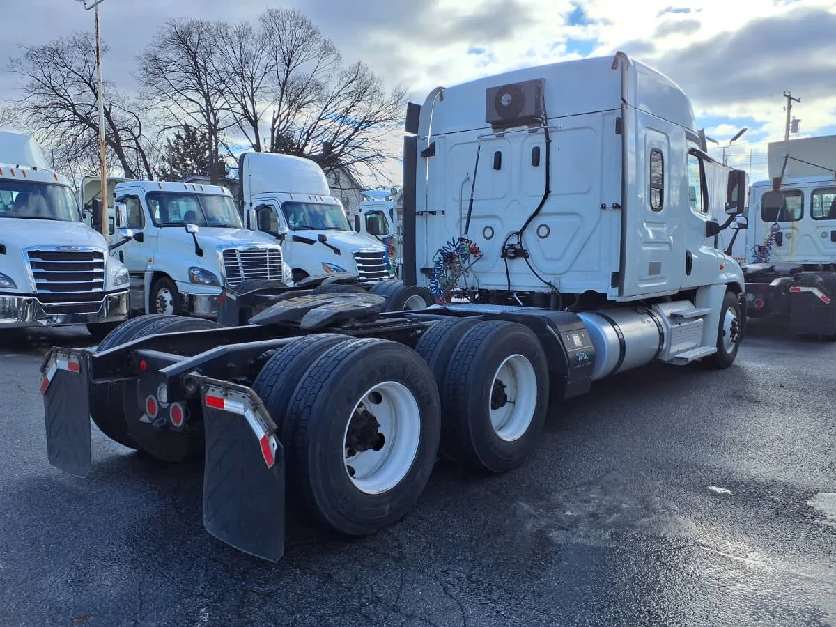 2020 Freightliner Cascadia - image 4