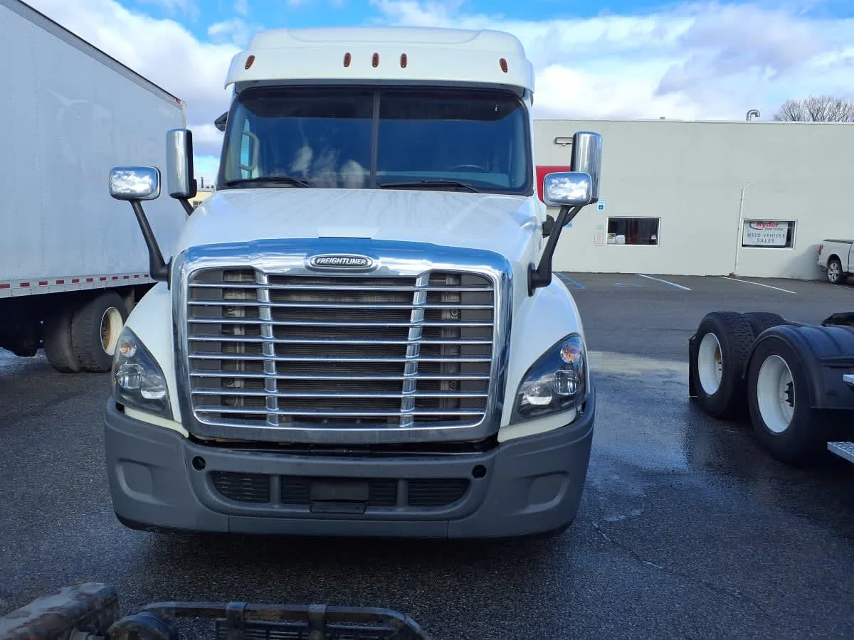 2020 Freightliner Cascadia - image 2