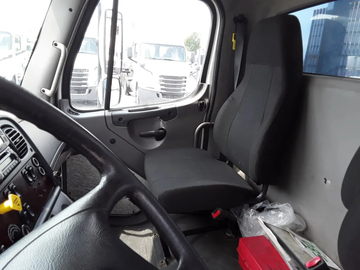 2016 Freightliner M2 106 in La Vergne, TN — photo 7