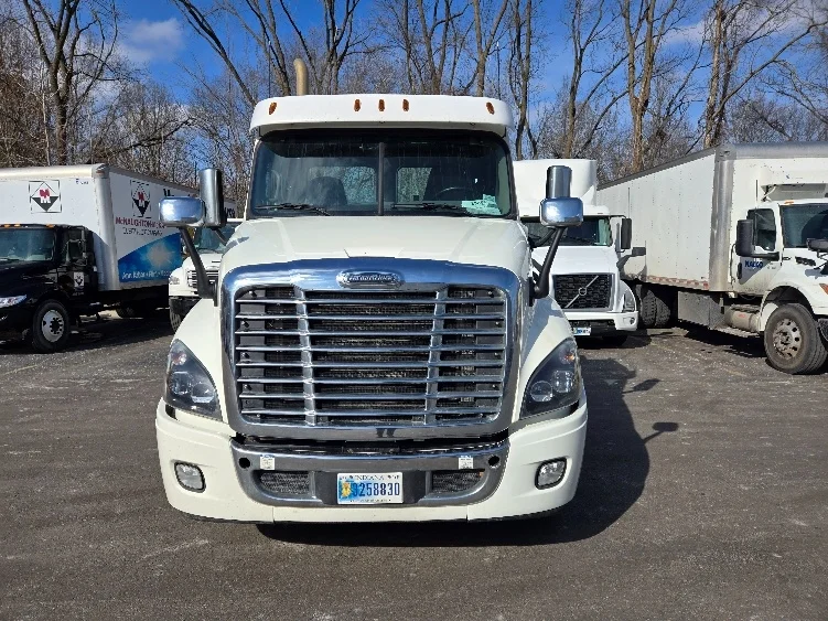 2019 Freightliner Cascadia in Ypsilanti, MI — photo 2