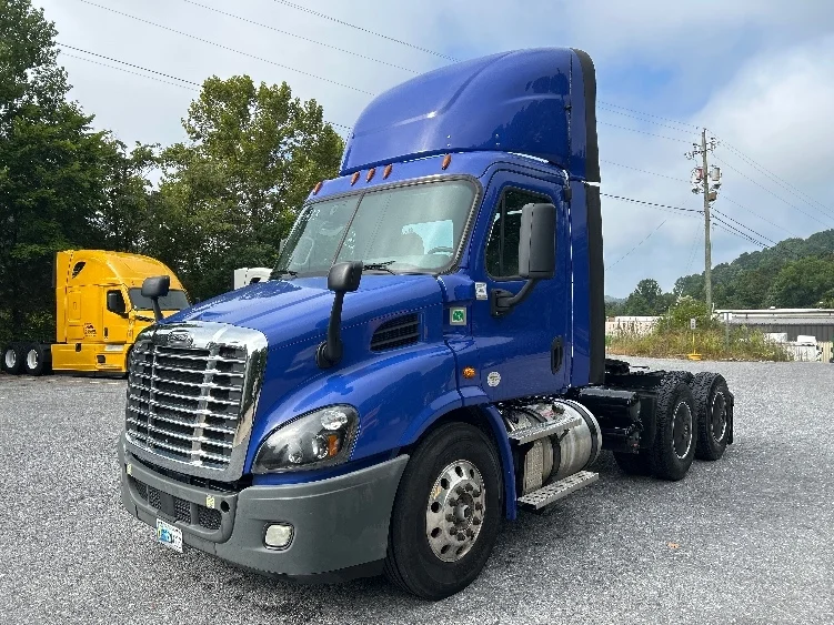 2020 Freightliner Cascadia in Cleveland, TN — photo 3