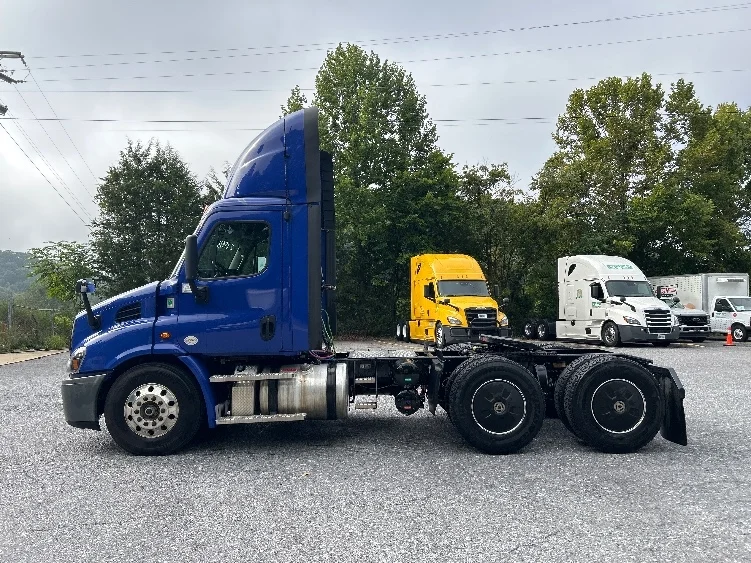 2020 Freightliner Cascadia in Cleveland, TN — photo 4