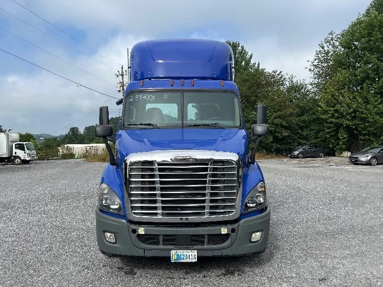 2020 Freightliner Cascadia in Cleveland, TN — photo 2
