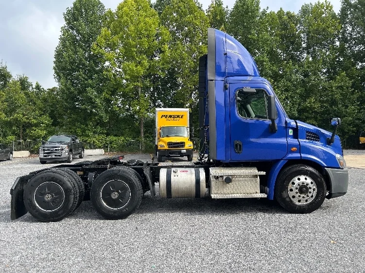 2020 Freightliner Cascadia in Cleveland, TN — photo 8