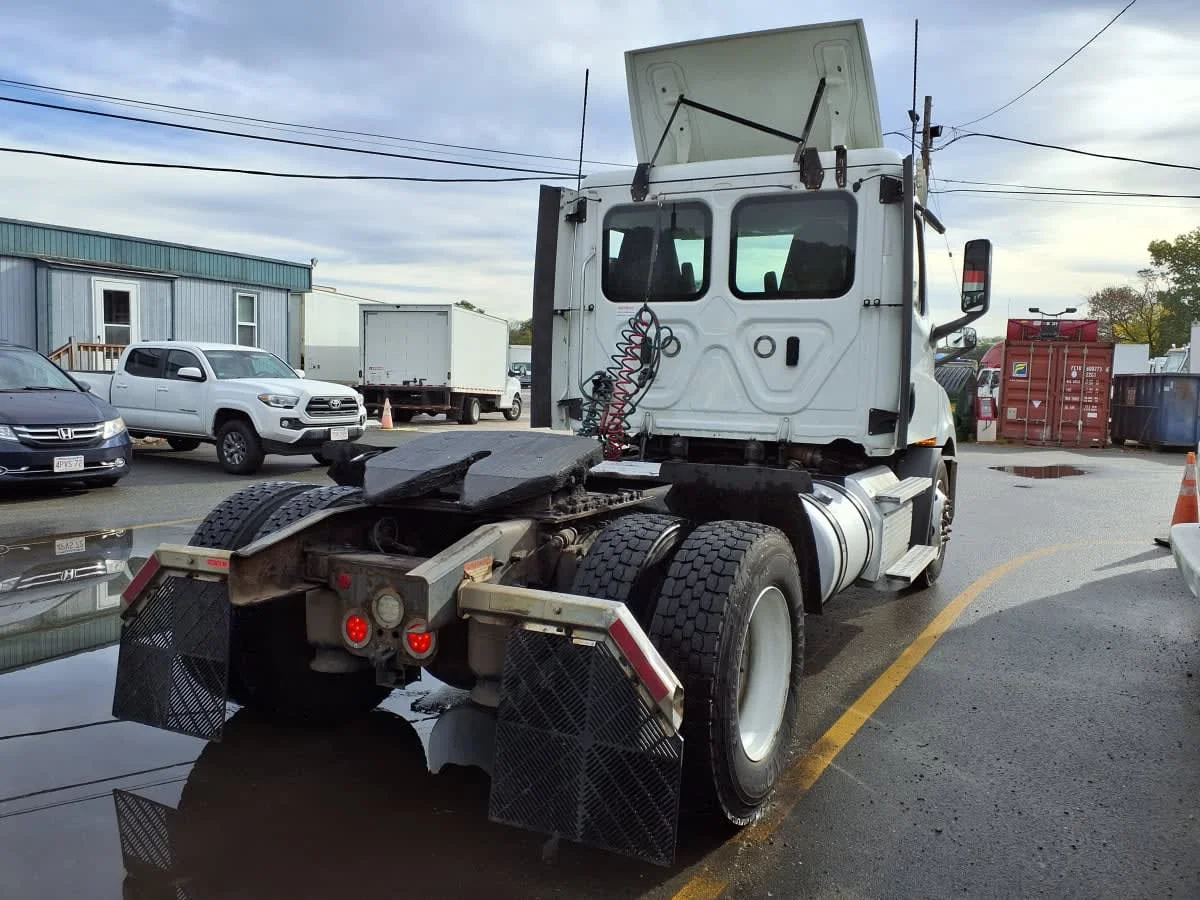 2020 Freightliner Cascadia in Salisbury, MA — photo 4