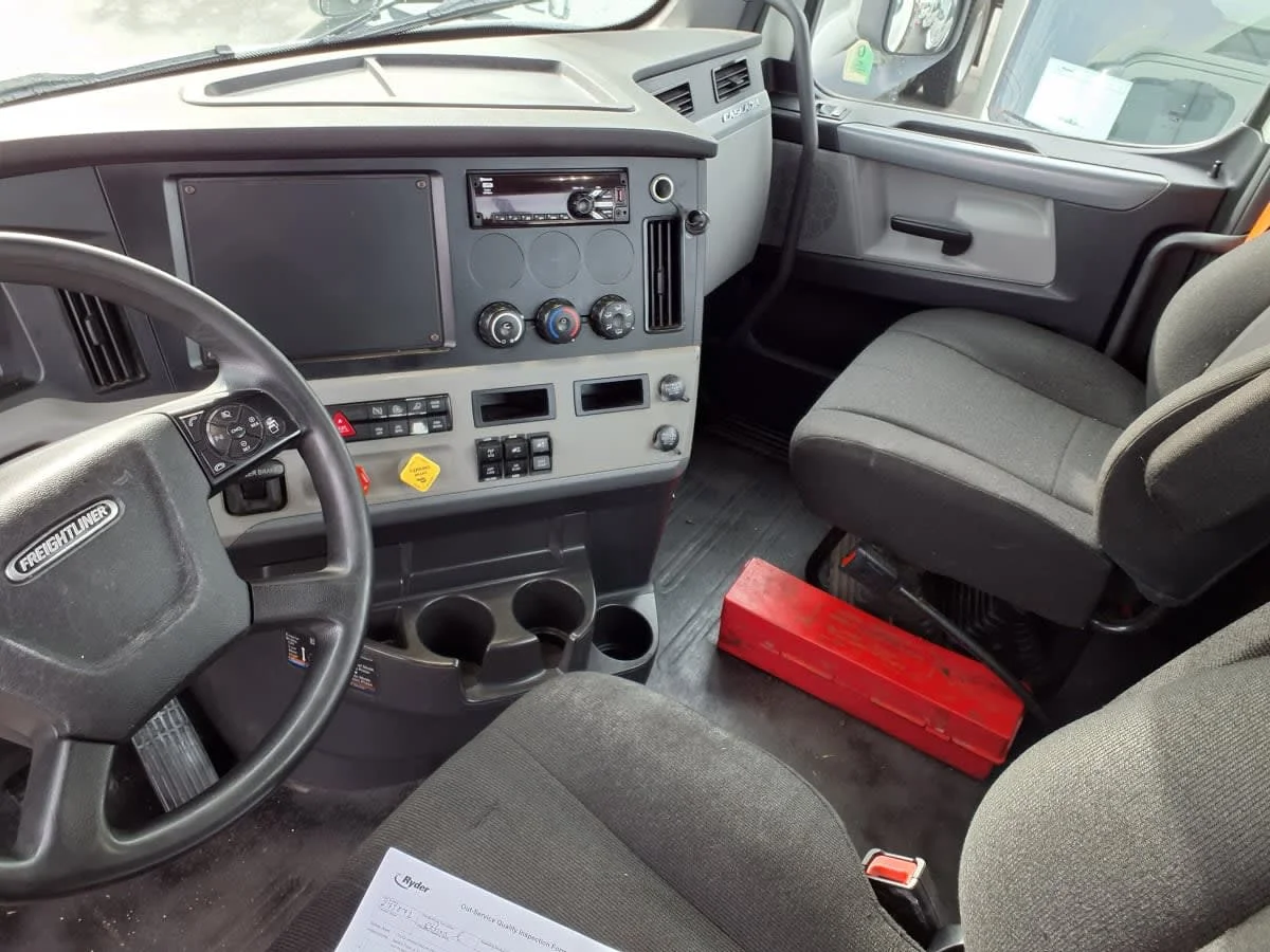 2020 Freightliner Cascadia in Salisbury, MA — photo 7