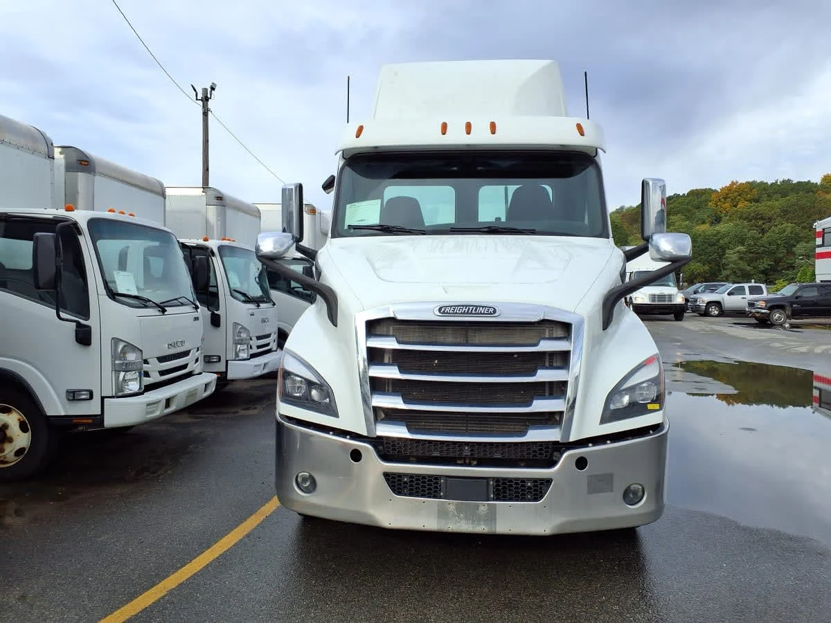 2020 Freightliner Cascadia - image 3