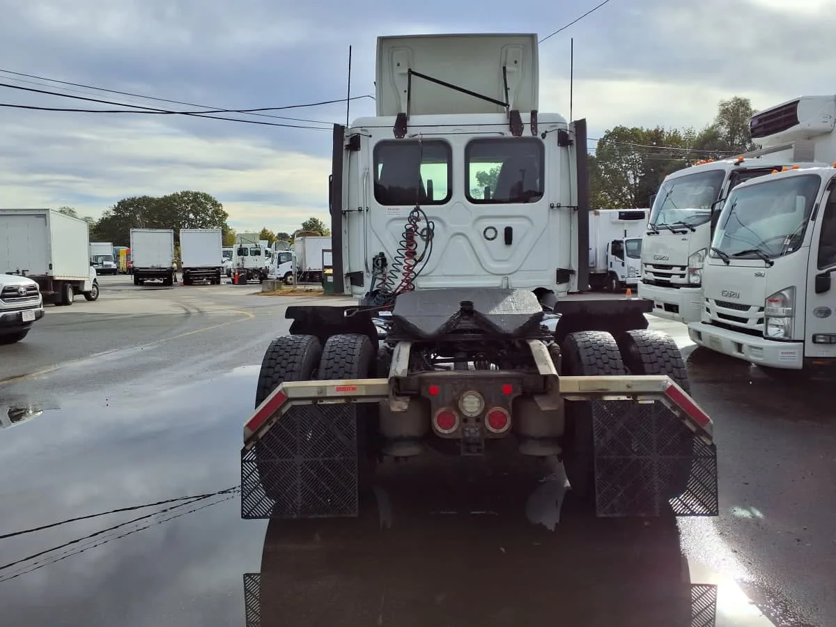 2020 Freightliner Cascadia - image 5