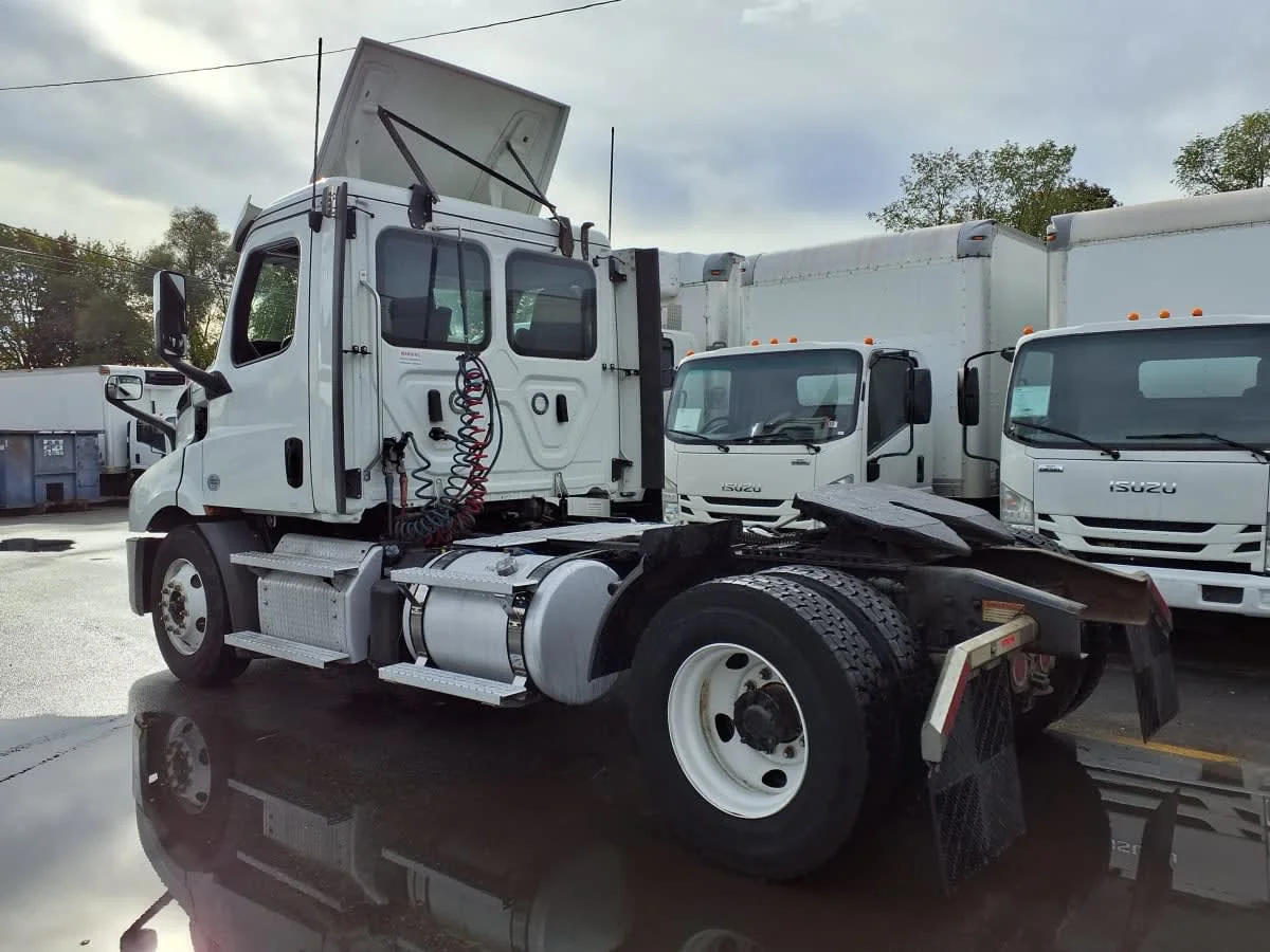 2020 Freightliner Cascadia in Salisbury, MA — photo 6