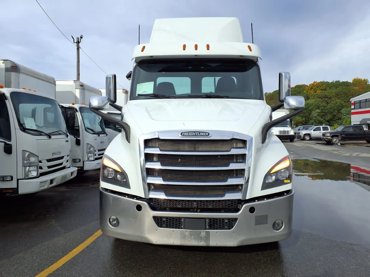 2020 Freightliner Cascadia in Salisbury, MA — photo 2
