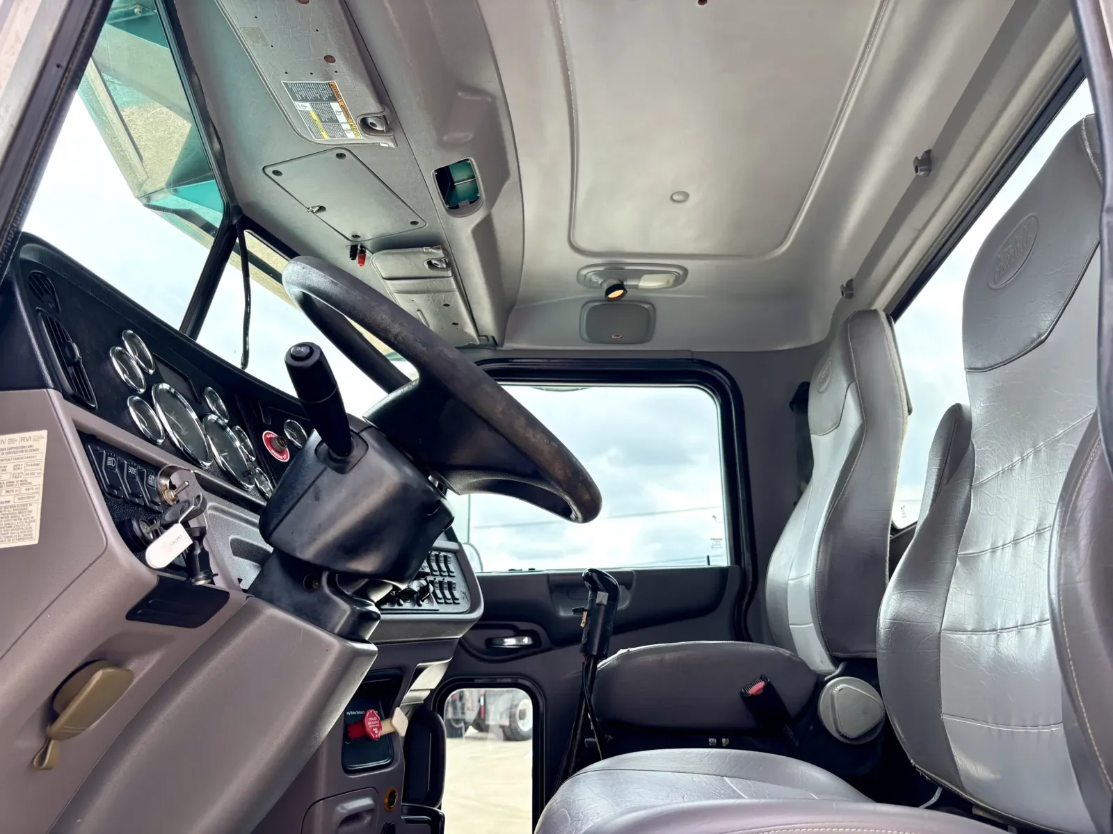 2013 Peterbilt 365 in Hutchins, TX — photo 14