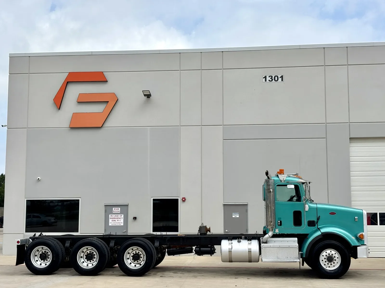 2013 Peterbilt 365 in Hutchins, TX — photo 3