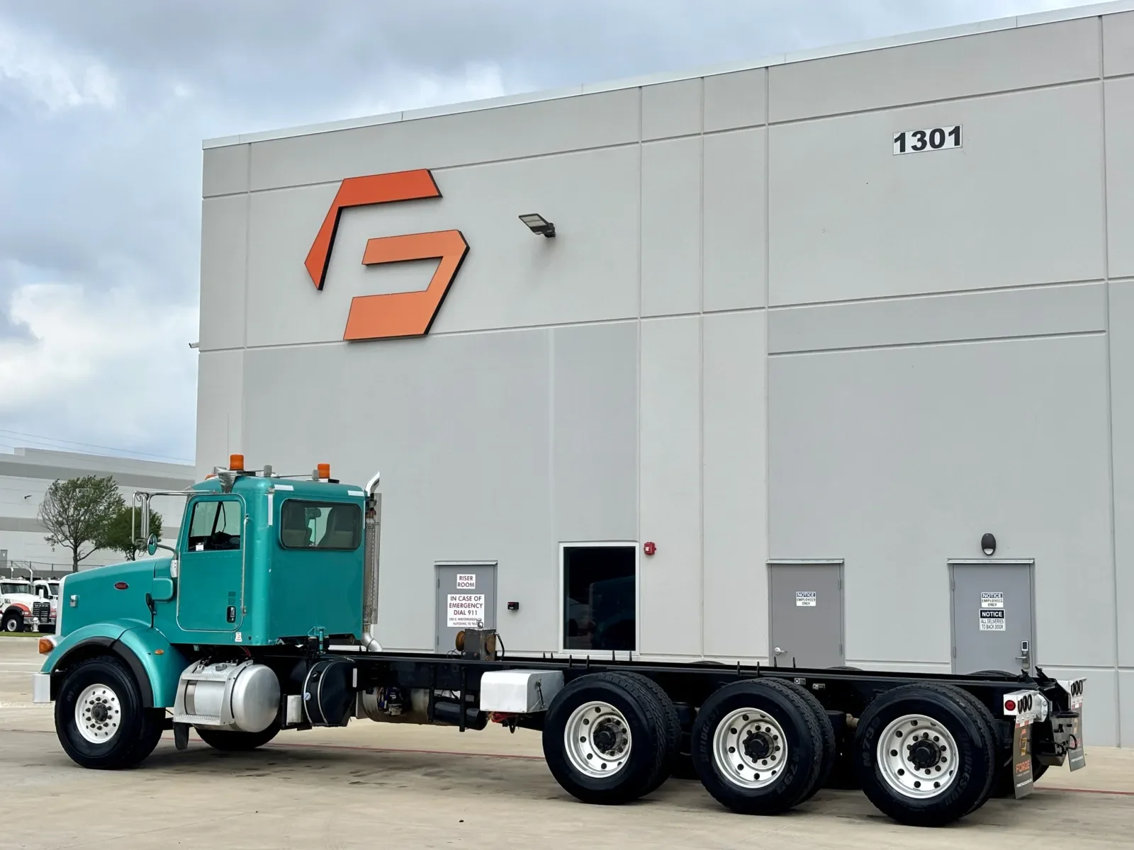 2013 Peterbilt 365 in Hutchins, TX — photo 6
