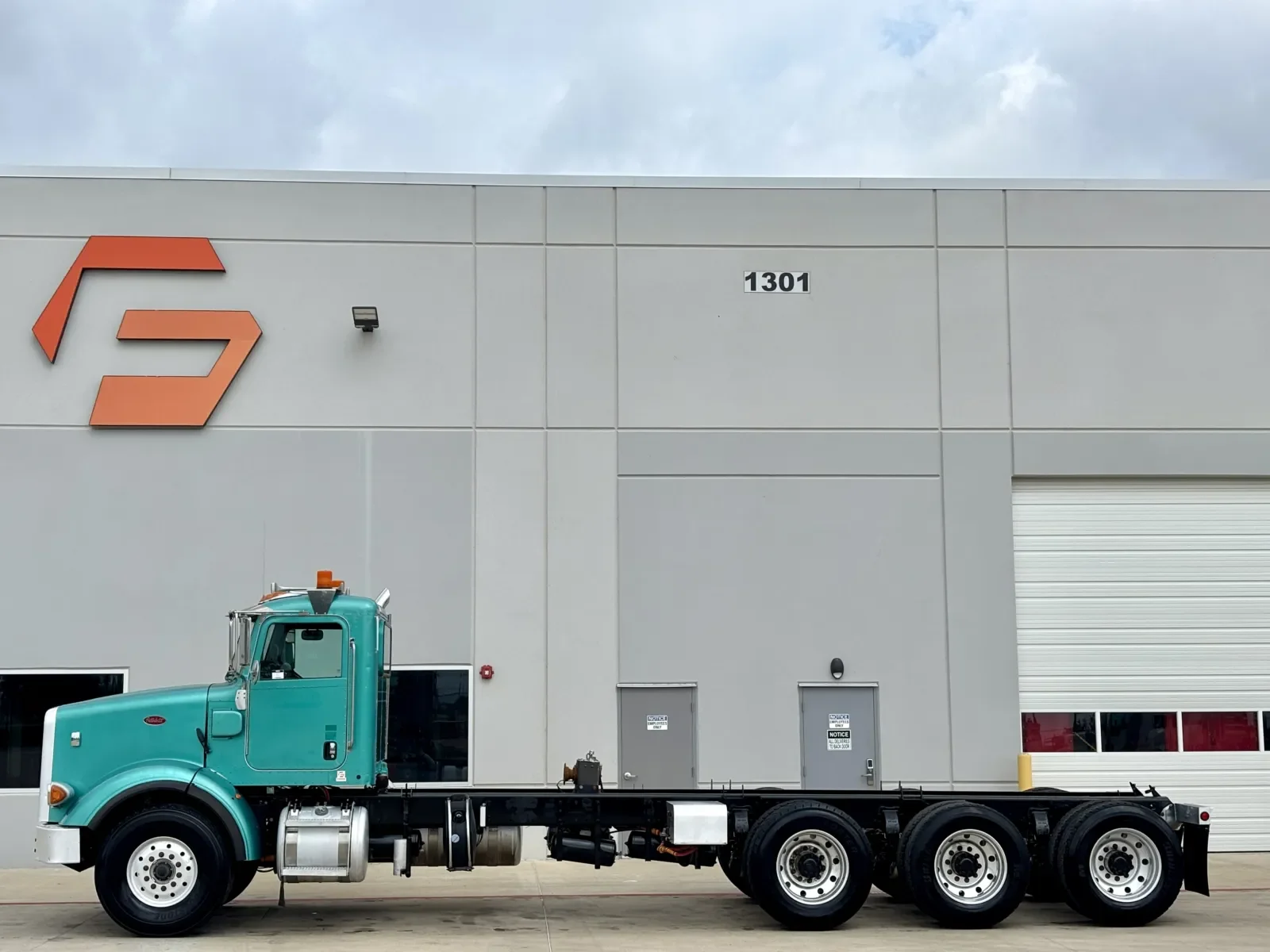 2013 Peterbilt 365 in Hutchins, TX — photo 4