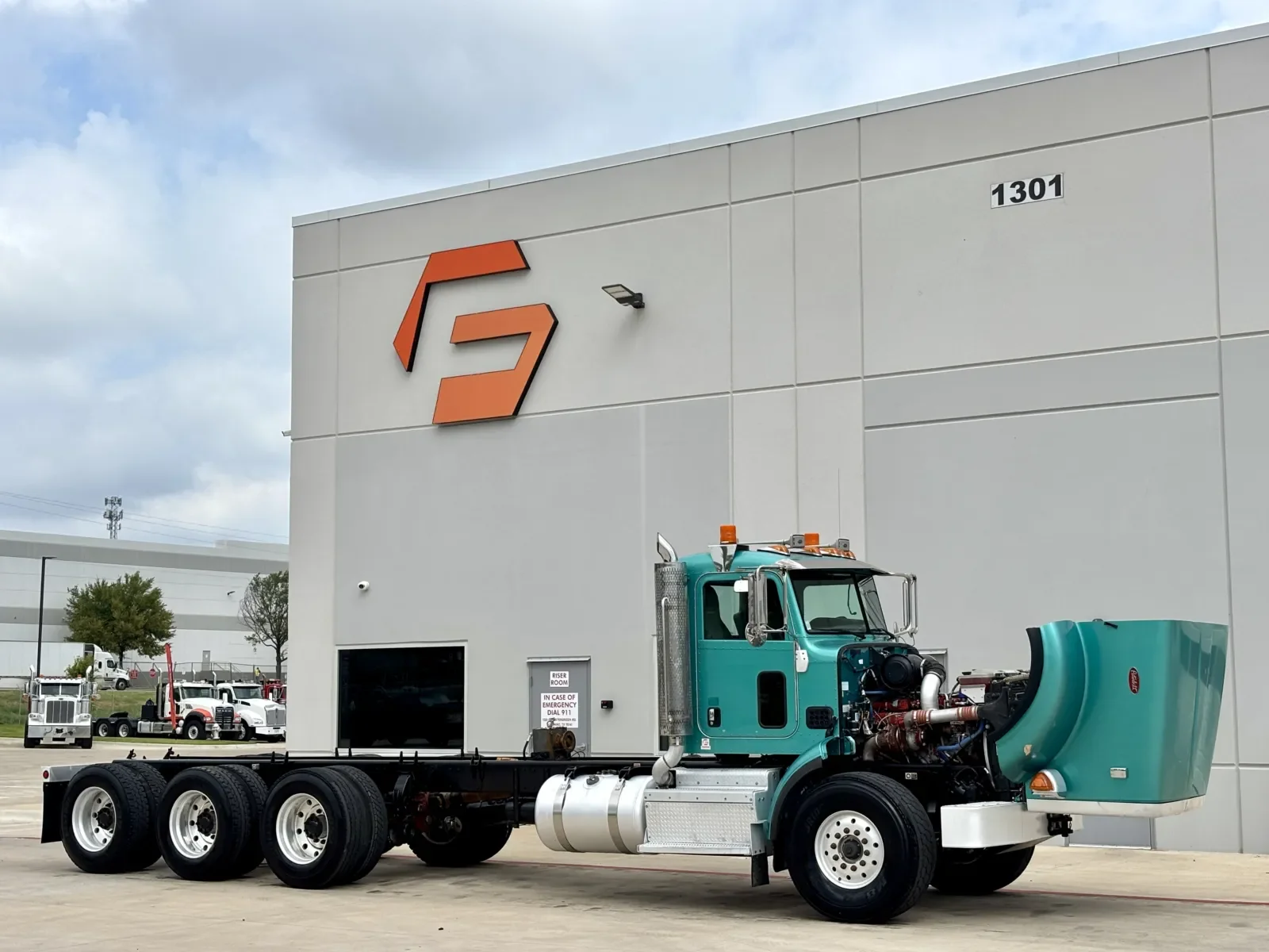2013 Peterbilt 365 in Hutchins, TX — photo 9