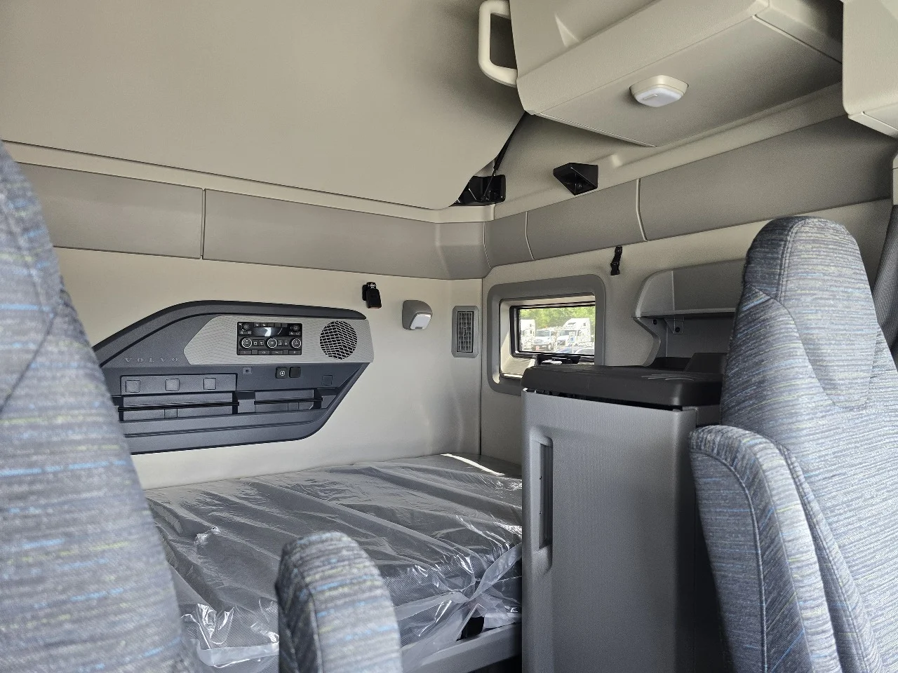 2027 Volvo VNL 860 in Toledo, OH — photo 13