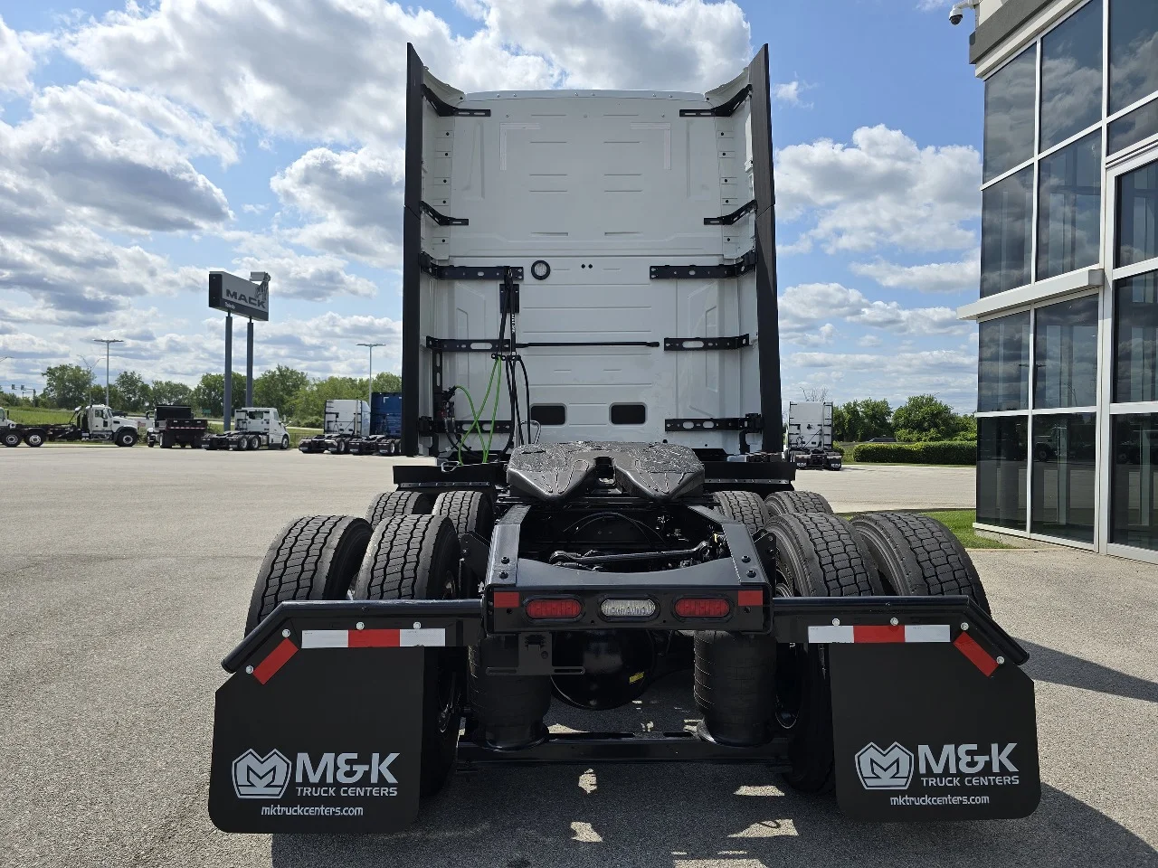 2027 Volvo VNL 860 in Toledo, OH — photo 6