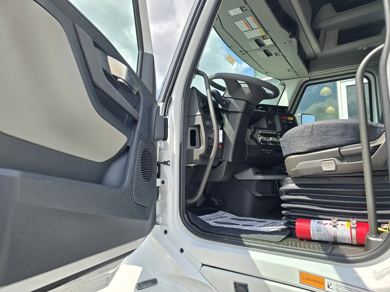 2027 Volvo VNL 860 in Toledo, OH — photo 9