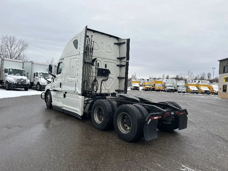 2022 Freightliner Cascadia in Akron, OH — photo 5